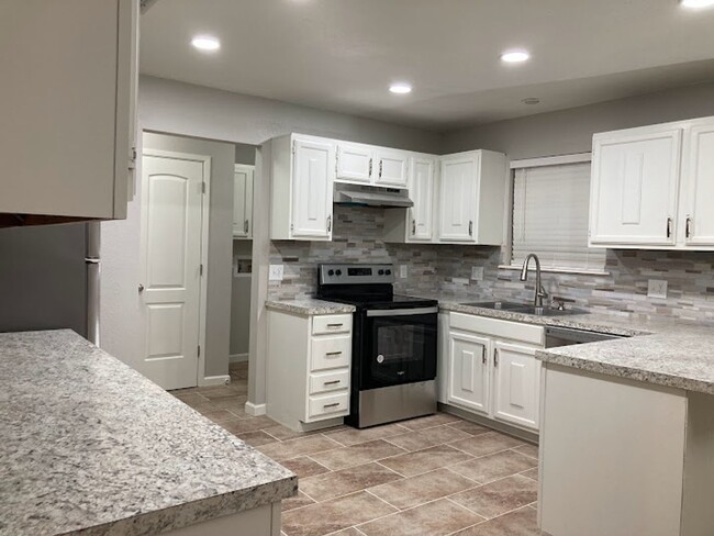 Foto del edificio - Spacious Executive 4 Bedroom Home