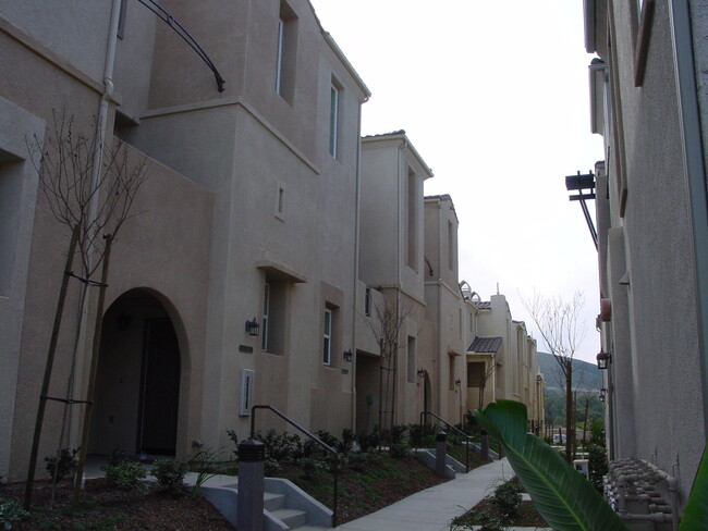 Foto del edificio - 3BD 3BA 2CAR GARAGE - GATED COMMUNITY OF S...