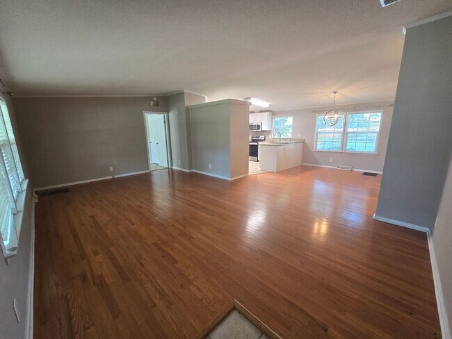 Building Photo - NEW LISTING!!!!!