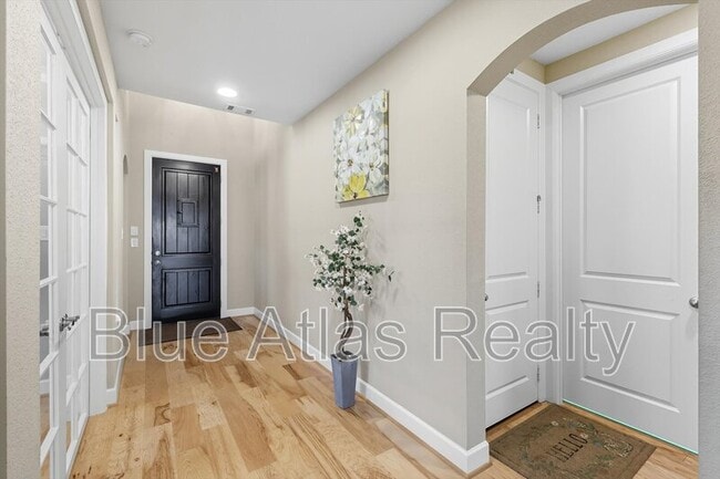 Photo - 4983 Stornoway Dr House