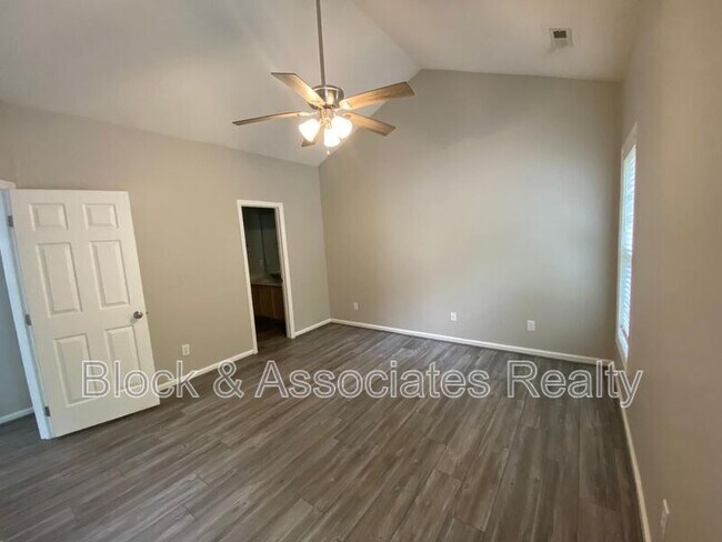 Foto del edificio - 508 Misty Groves Cir