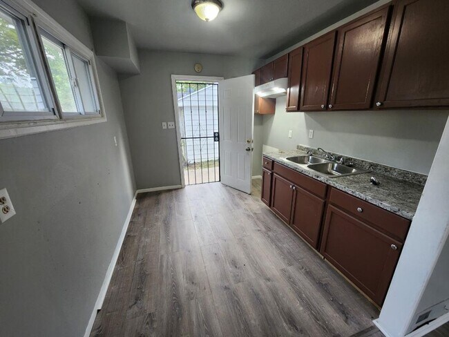 Building Photo - Single Family 4 Bedroom unit Available NOW