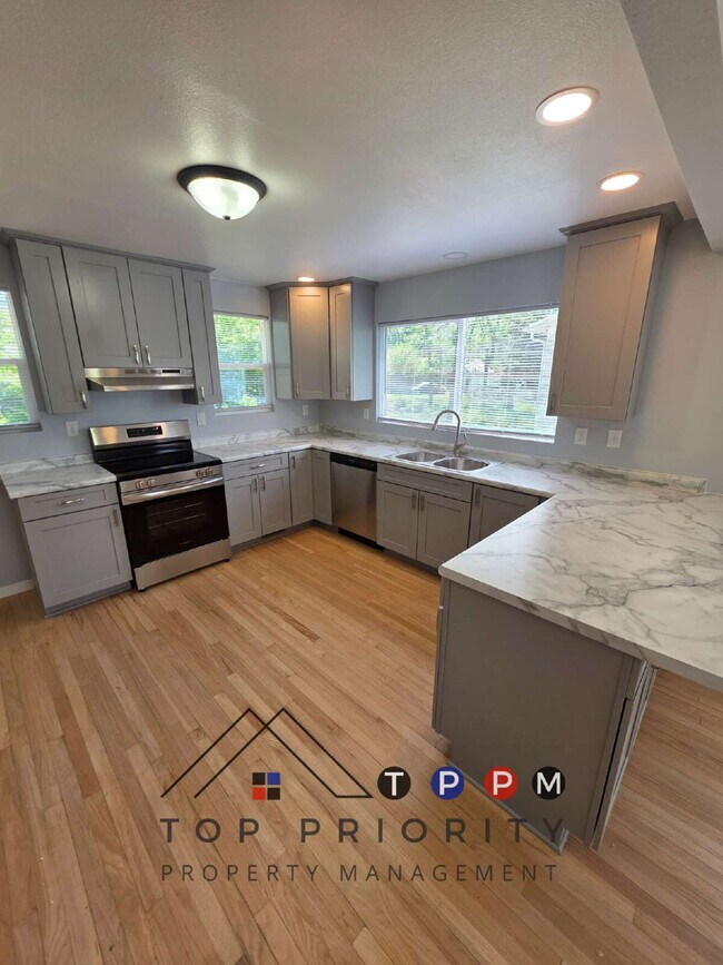 Building Photo - 3 Bedroom | 1.5 Bathroom Single Family Hom...