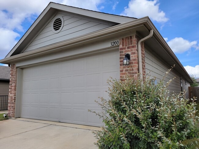 Building Photo - 3200 Crystal Bend Dr
