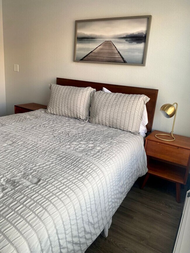 Foto del edificio - 1 bed 1 bath in renovated complex! This unit will go FAST