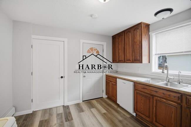 Building Photo - 1/2 Off first full month of rent!
