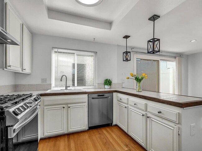 Foto del edificio - 246 Green Heath Pl