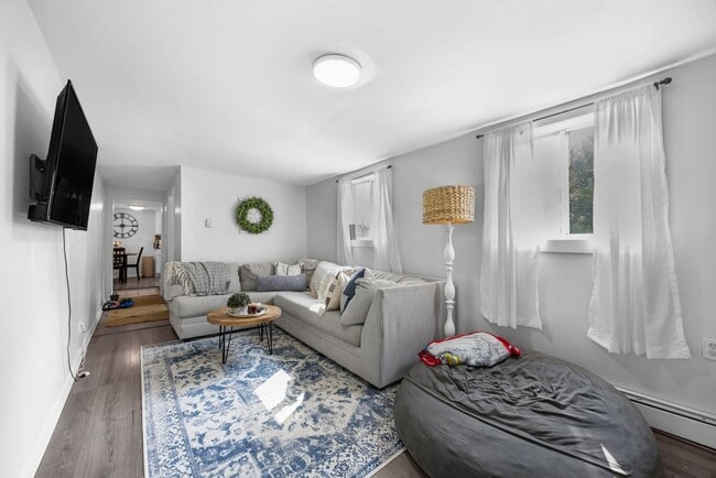Foto del edificio - Cozy 2-Bedroom, 1 Bath Apartment in Plymou...