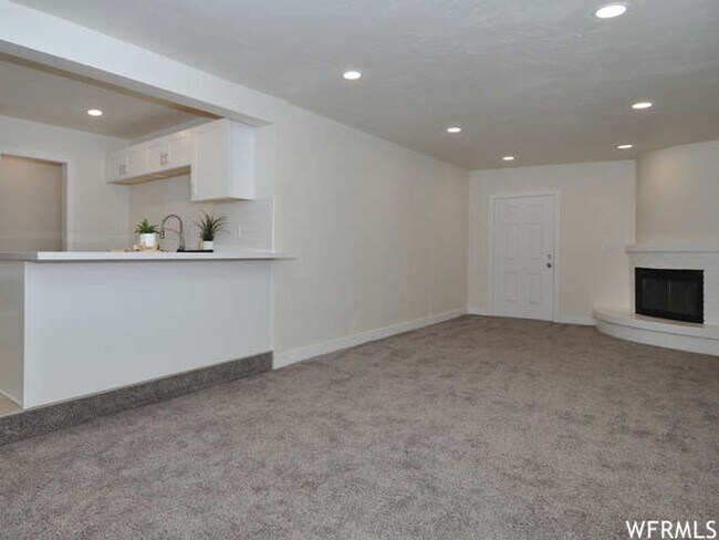 Foto del edificio - Remodeled 3 Bd 2 Bath Home with Garage