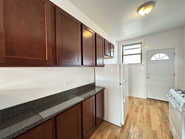 Building Photo - 828 W Waveland