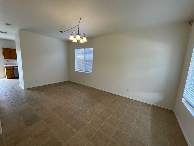 Building Photo - Spacious 4 Bedroom in Oceanside!