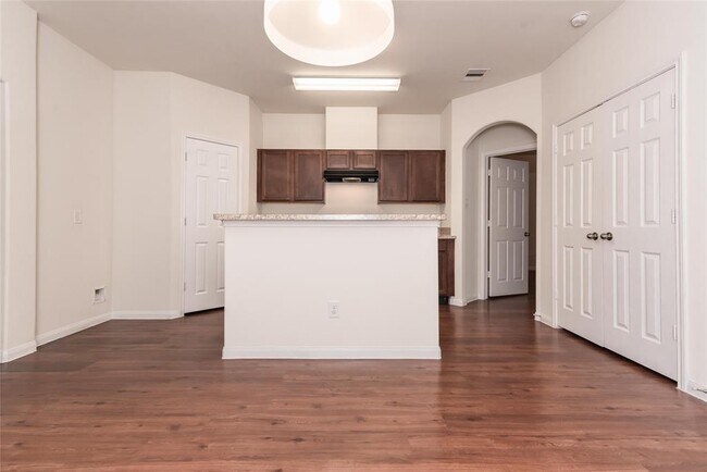 Foto del edificio - 5706 Plantation Forest Dr