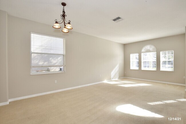 Building Photo - Beautiful 4/2 Home with a Spacious 2 Car G...