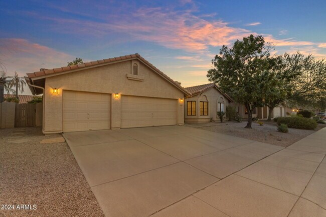 Building Photo - 387 W Larona Ln