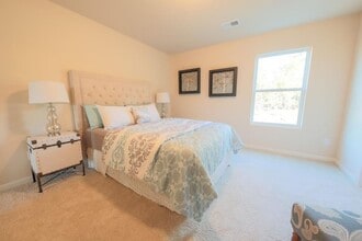 Building Photo - 5036 Vine Ln