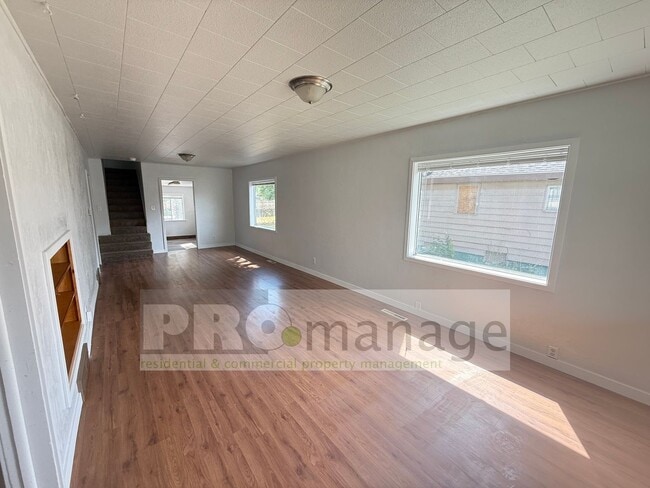 Building Photo - Charming 4 Bed / 2 Bath Home with Vintage ...