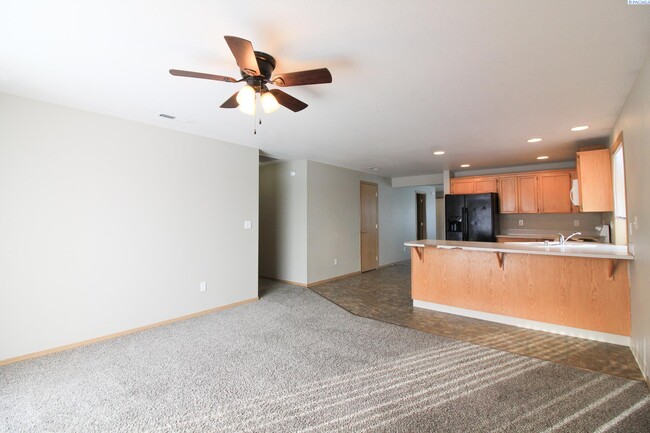 Building Photo - 3 Bed/2 Bath Rambler in West Pasco