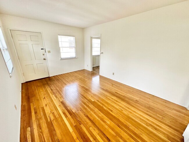 Foto del edificio - Bright & Private Top-Floor 2BR in Alamitos Beach