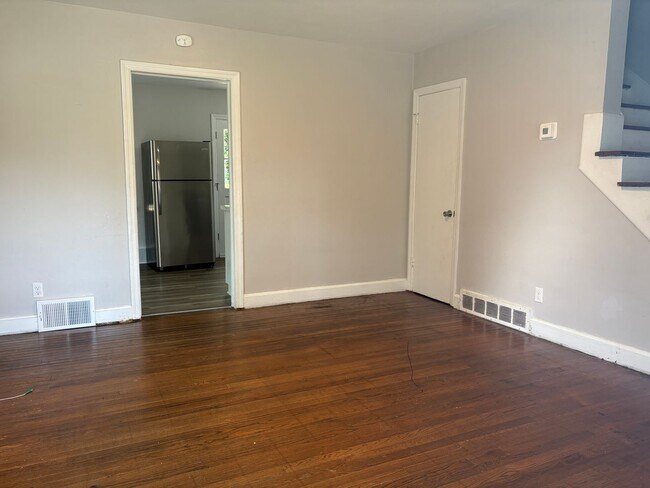 Building Photo - 2 Bedroom, 1 Bathroom Apartment in High Po...