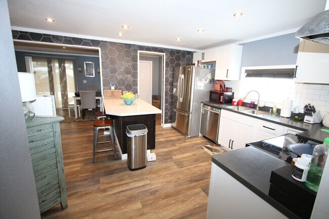 Building Photo - Newly Upgraded 3 Bedroom Home in East Anch...