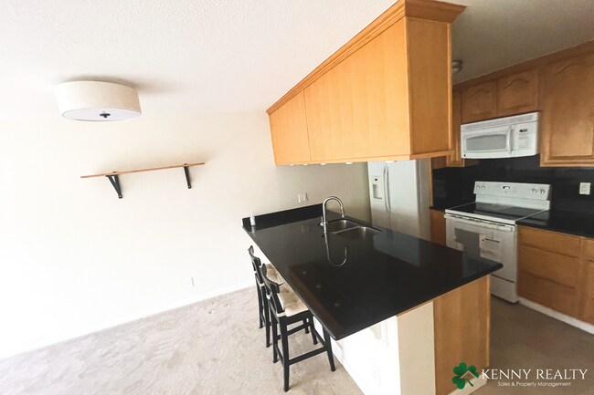 Foto del edificio - Top Floor One Bedroom - Easy Access to Garage Parking + Great Amenities