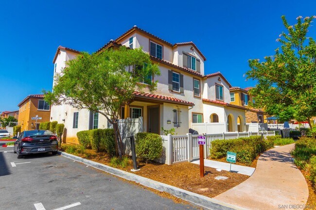 Building Photo - 1723 Pantai Ave