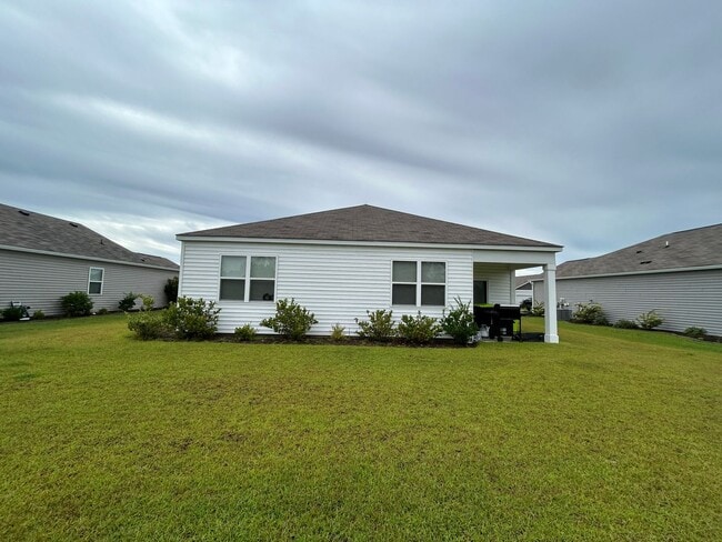 Building Photo - 3 bedroom, 2 bathroom single story home ne...
