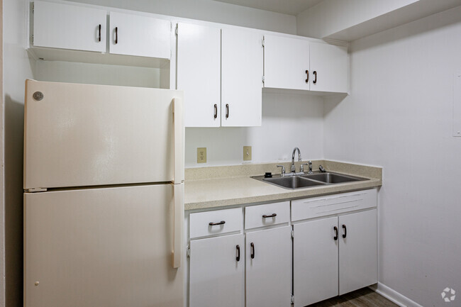 2BR, 1.5BA - Madison - 1045SF - Kitchen - Forest Park