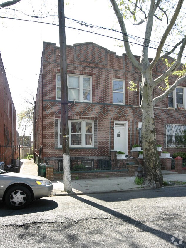 Foto principal - 572 Osborn St