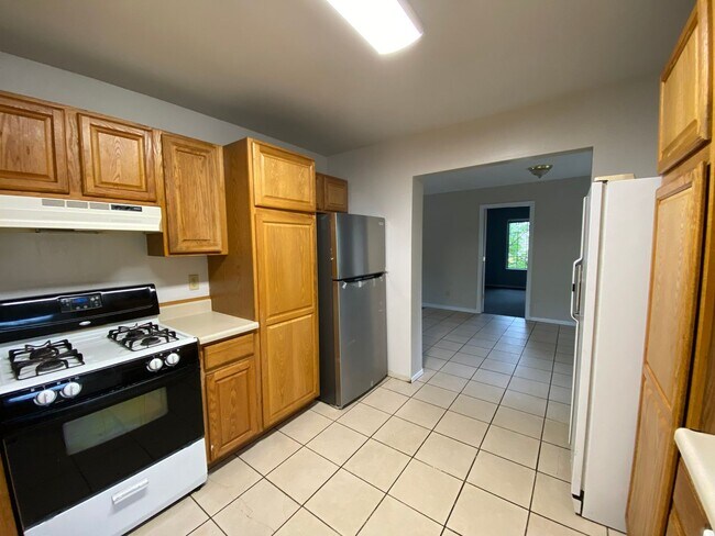 Building Photo - 1210 California - 8 Bed/2 Bath Near WMU/K ...