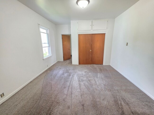 Building Photo - 4 Bed 2 Bath Single Family Home in Wiscons...