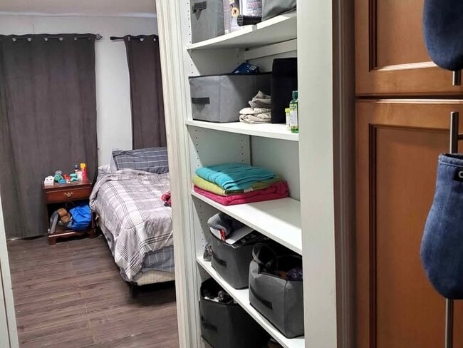 Photo du bâtiment - Bright Ground Floor Apartment (1 Bed, 1 Bath)