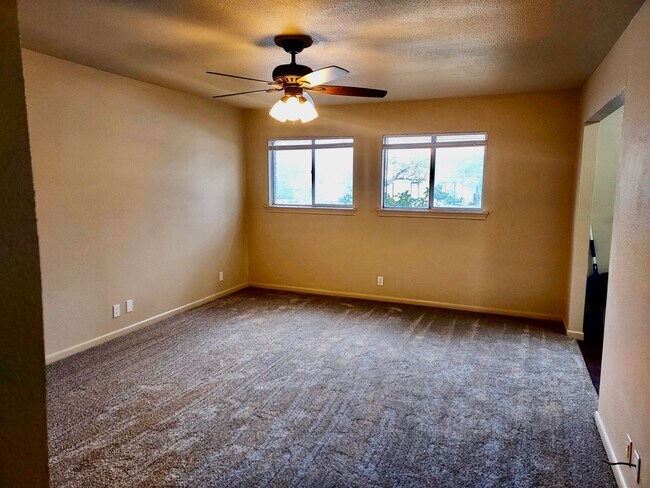 Building Photo - FOR LEASE! Nice 3 BR - 2 Bath - 2 Car Gara...