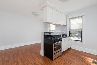 Building Photo - 1371 Chapel St