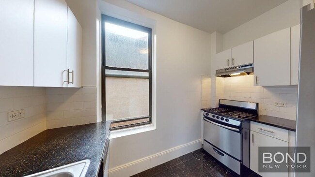 Building Photo - 166 W 72nd St