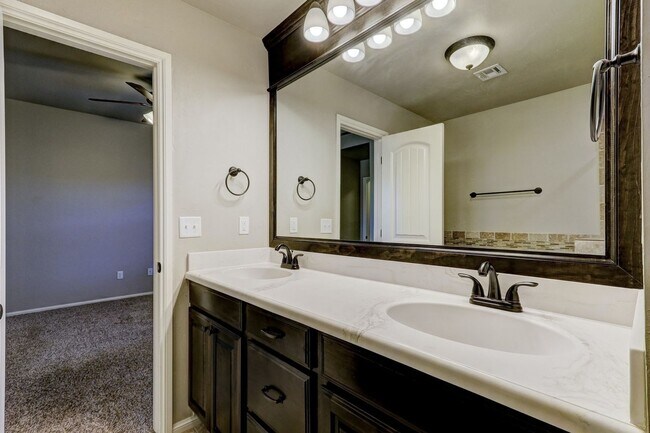 Foto del edificio - HOME AVAILABLE FOR LEASE