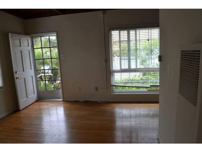 Building Photo - 109 E Dolphin Ave