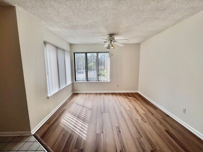 Foto del edificio - Gorgeous Condo right off Shore Dr, a stree...
