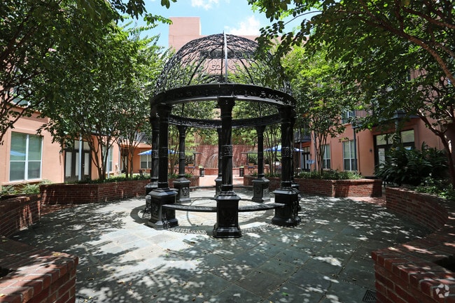 Gazebo Courtyard - La Maison River Oaks
