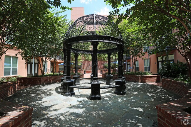 Patio con glorieta - La Maison River Oaks