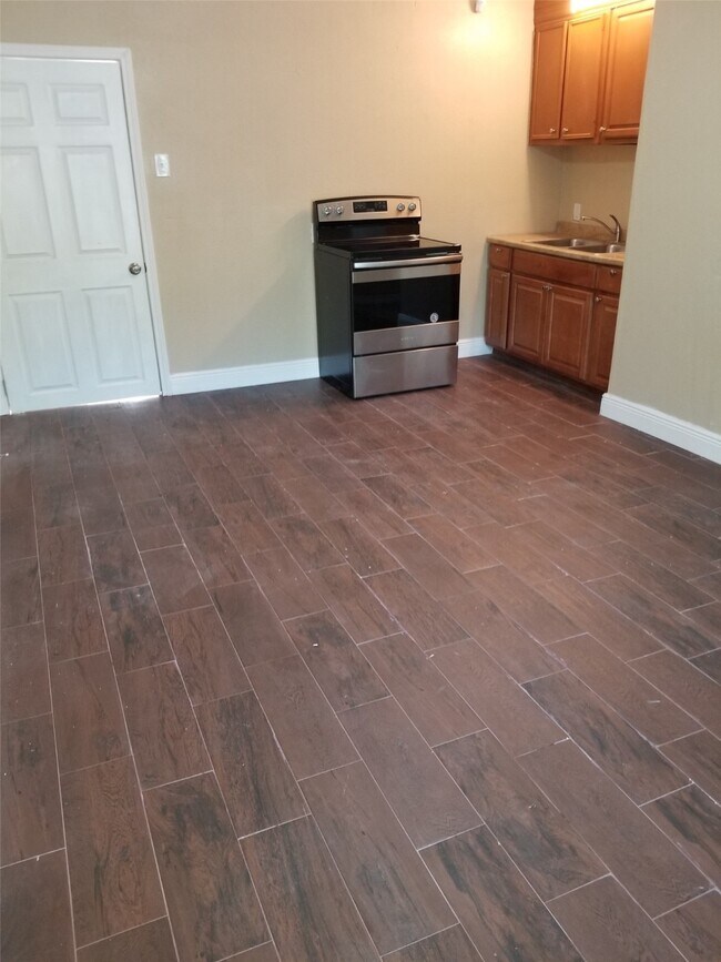 Foto del edificio - 5631 Belarbor St