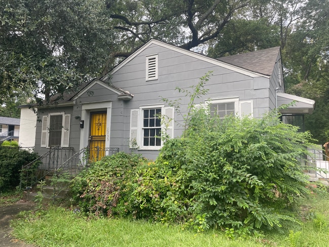 Building Photo - 3733 Northbrook Dr
