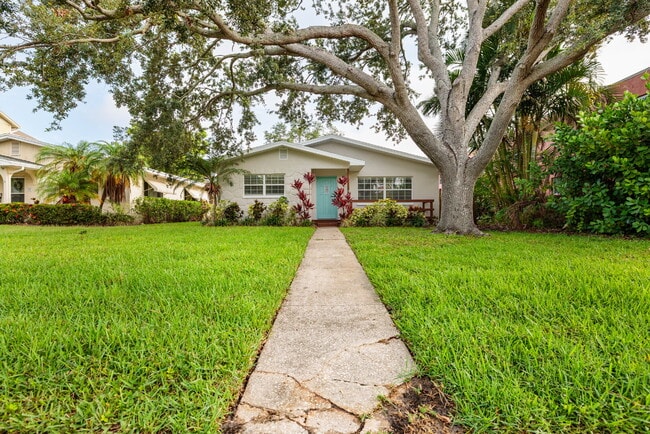 Foto del edificio - Charming single-family home nestled in des...