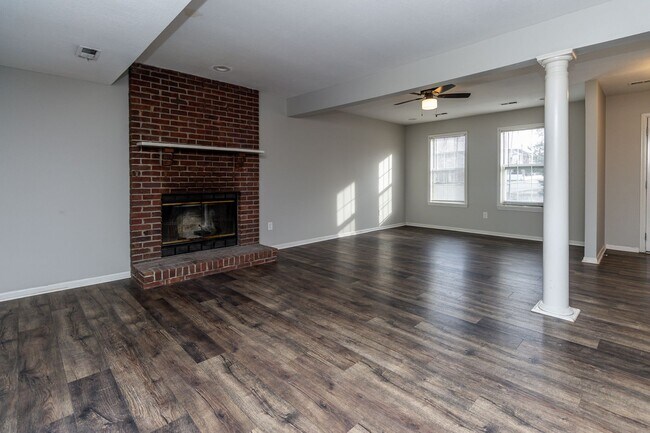 Foto del edificio - Beautiful Colonial Style Contemporary Home in South Columbia!