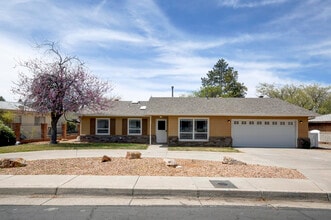 Building Photo - 4631 Sherwood St NE