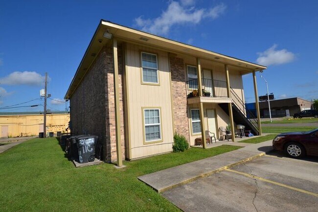 Building Photo - 2150 N Sherwood Forest Dr