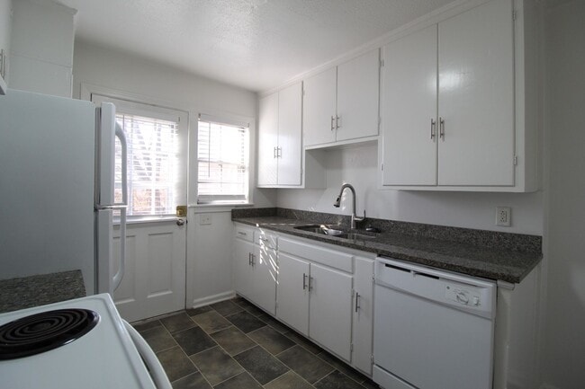 Building Photo - February FREE On This 2 Bedroom 1 Bath Duplex In The Waldo Area