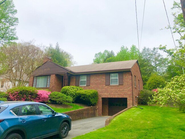 Building Photo - Magnificent 3 Bedroom Single Family Home i...