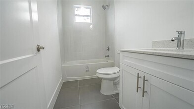 Building Photo - 744 Clancy St E