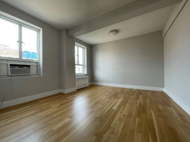 Building Photo - 251 W 96th St